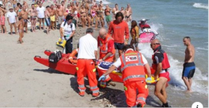 Giovane migrante si tuffa e salva due fratellini che stavano annegando