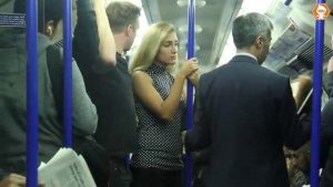 Molesta una ragazza in metropolitana, ecco la reazione della gente.Video