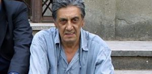 Era un attore famoso, oggi vive in una casa famiglia: “Ho bruciato 7 miliardi in droghe”
