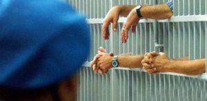 Se$$o con i detenuti, nei guai la cuoca del carcere: “Ha abusato della sua autorità”