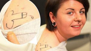 Ragazza si ubriaca ad una festa e si risveglia con un pene tatuato su spalla